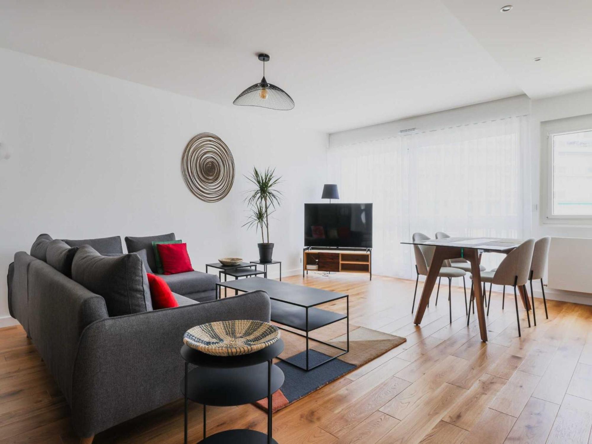 Exceptional 2 Balconies - 2bd 4p - Montmartre Apartment *