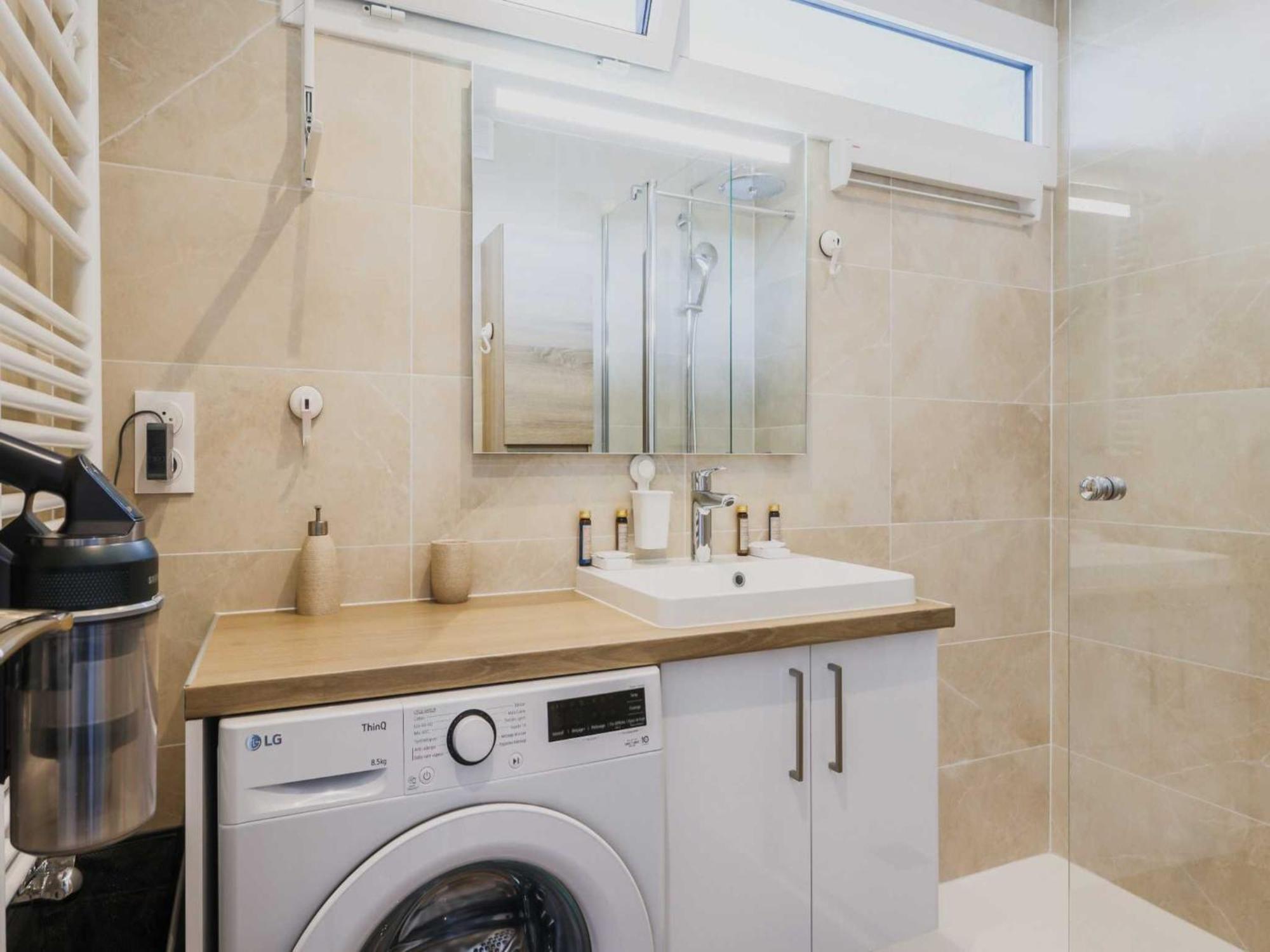 Exceptional 2 Balconies - 2bd 4p - Montmartre Apartment *